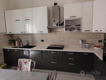 Cucina completa di elettrodomestici 