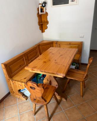 Tavolo con panca angolare