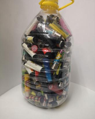 Cinque litri di accendini non più funzionanti