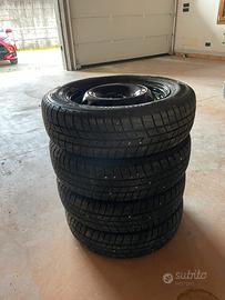 Pneumatici invernali 175/65 R15 T + cerchi