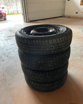 Pneumatici invernali 175/65 R15 T + cerchi