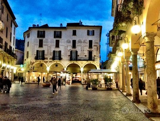 Penta locale con balconi e posto auto