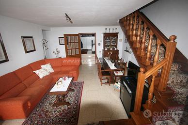 AP928 - Scrofiano appartamento di mq 257 c