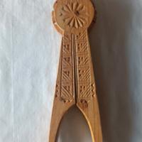 Schiaccianoci in legno intagliato