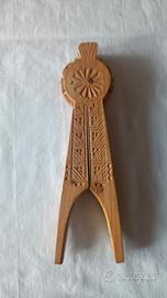 Schiaccianoci in legno intagliato