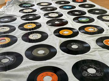 Circa 38 dischi vinile 45 giri vintage anni 60 70