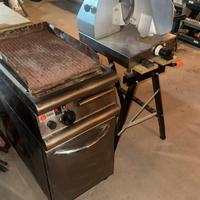 Piastra da cucina e affetatrice professionale