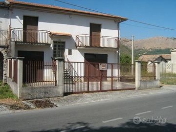 Villetta restaurata e recintata con terreno