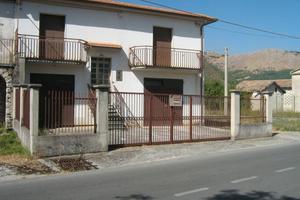 Villetta restaurata e recintata con terreno