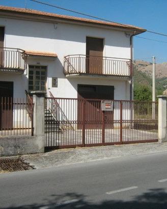 Villetta restaurata e recintata con terreno