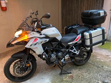 Benelli trk 502x con tris valigie Givi