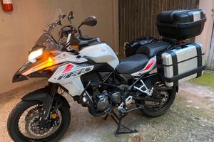 Benelli trk 502x con tris valigie Givi
