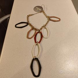collana con catena color oro e pendagli