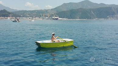 Barca a remi e vela tender optimist da crociera