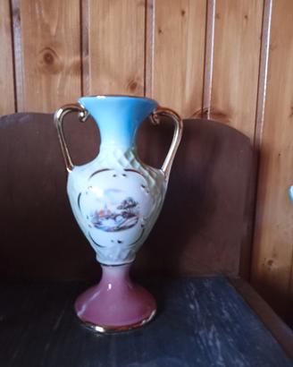 vaso di porcellana con dorato 