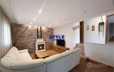 CASA SINGOLA DALLE GENEROSE METRATURE IN CENTRO PA