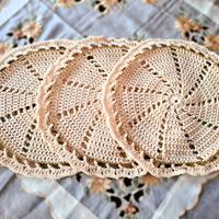 Set di sottopiatti da tavola ricamati a mano