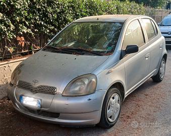 Toyota Yaris 2002 D4D grigio chiaro met.