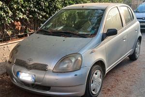 Toyota Yaris 2002 D4D grigio chiaro met.