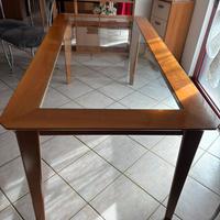 Tavolo in legno con piano in vetro