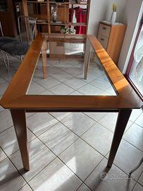 Tavolo in legno con piano in vetro