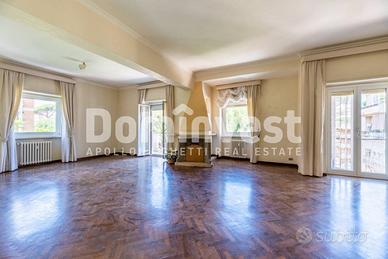 Appartamento di 139 m² con 4 locali e posto auto a