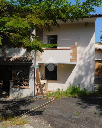 PORZIONE DI BIFAMILIARE A SCHEGGIA E PASCELUPO