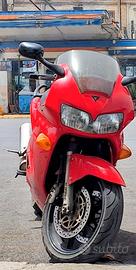 Vfr 800 del 99 rossa e accessoriata .