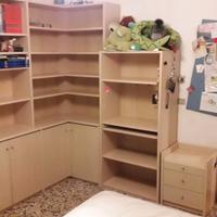 Mobile libreria ad angolo, scrivania e mensole