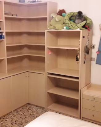 Mobile libreria ad angolo, scrivania e mensole