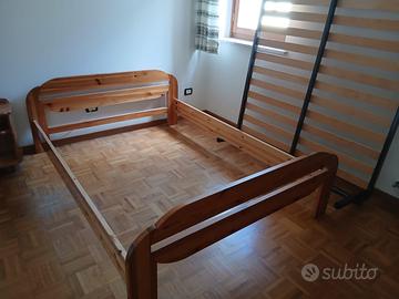 Letto di legno con rete in doghe