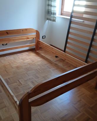 Letto di legno con rete in doghe