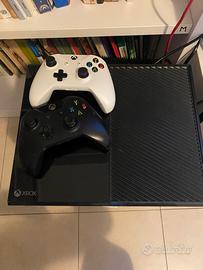 Xbox one con due joystick e giochi