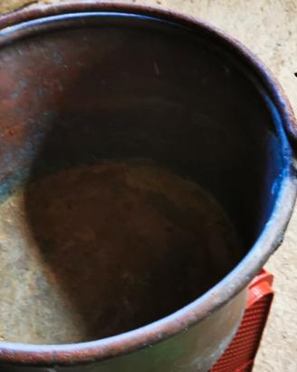 paiolo di rame con manico in ferro