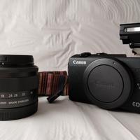 Canon EOS M200 con obiettivo 15-45 mm