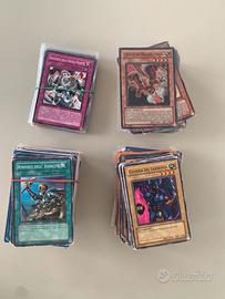 368 carte Yu-Gi-Oh! + 2 collezionatori