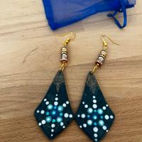 Orecchini pendenti decorati a mano blu scuro nuovi