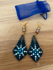 Orecchini pendenti decorati a mano blu scuro nuovi