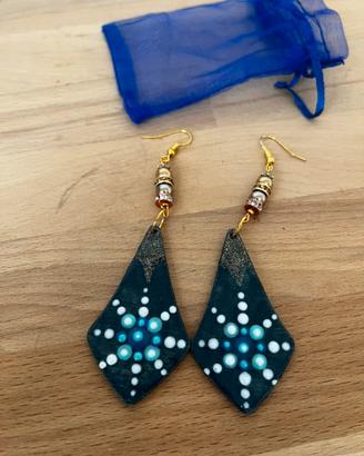 Orecchini pendenti decorati a mano blu scuro nuovi