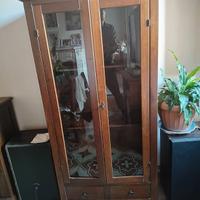 Mobile con vetrina in legno massello artigianale