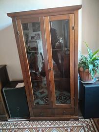 Mobile con vetrina in legno massello artigianale