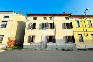 VILLA A SCHIERA D'ANGOLO A CORNALE E BASTIDA