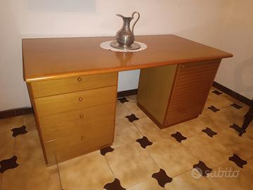scrivania in legno