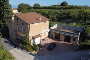 VILLA SINGOLA A CASTELNUOVO DEL GARDA