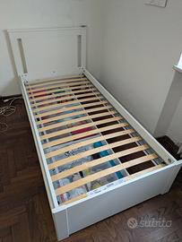 Letto con cassetti IKEA a una piazza