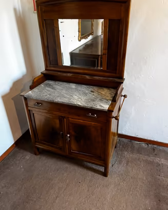 Antico mobile da camerain  legno massiccioe marmo