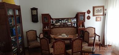 Salotto fine 800 tavolino sedie credenza divano