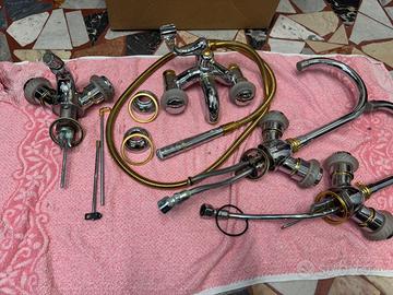 Rubinetteria bagno color oro e cristalli anni’90