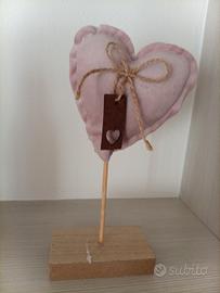 Ornamento decorativo a forma cuore tesutolegno