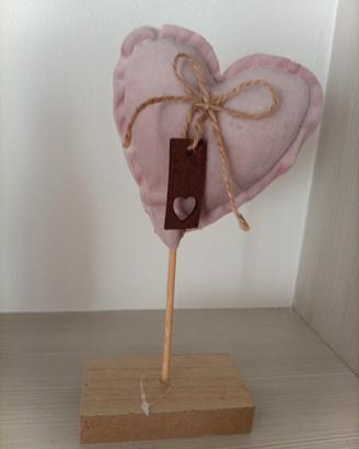 Ornamento decorativo a forma cuore tesutolegno